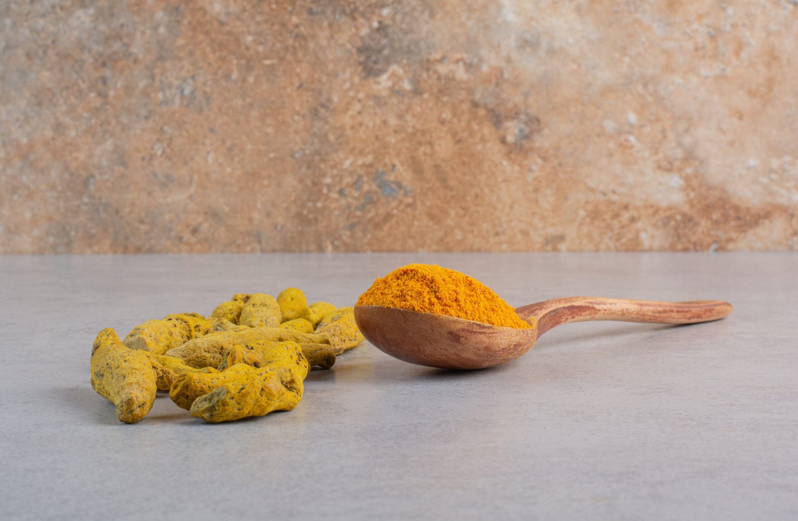 Curcuma en poudre et curcuma frais Curcuma en poudre et curcuma frais
