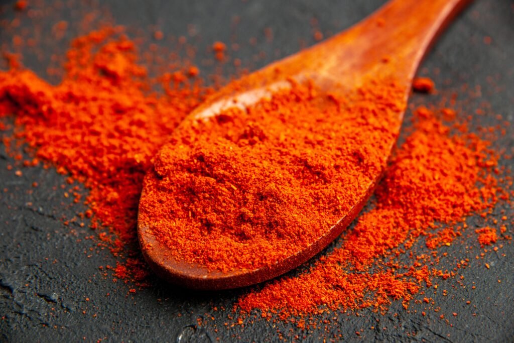 Paprika fumé et cuillère en bois