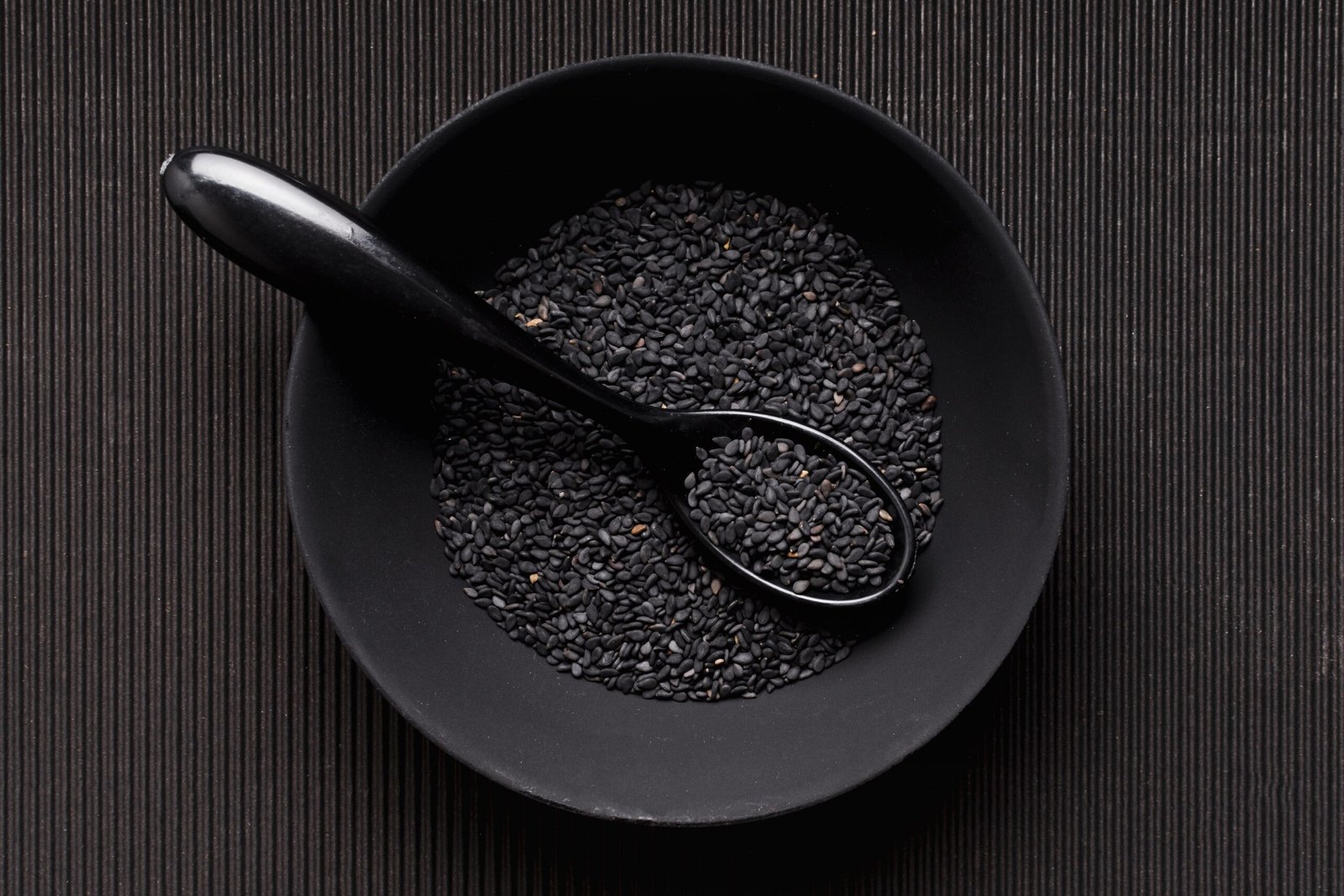Cumin noir dans un bol noir