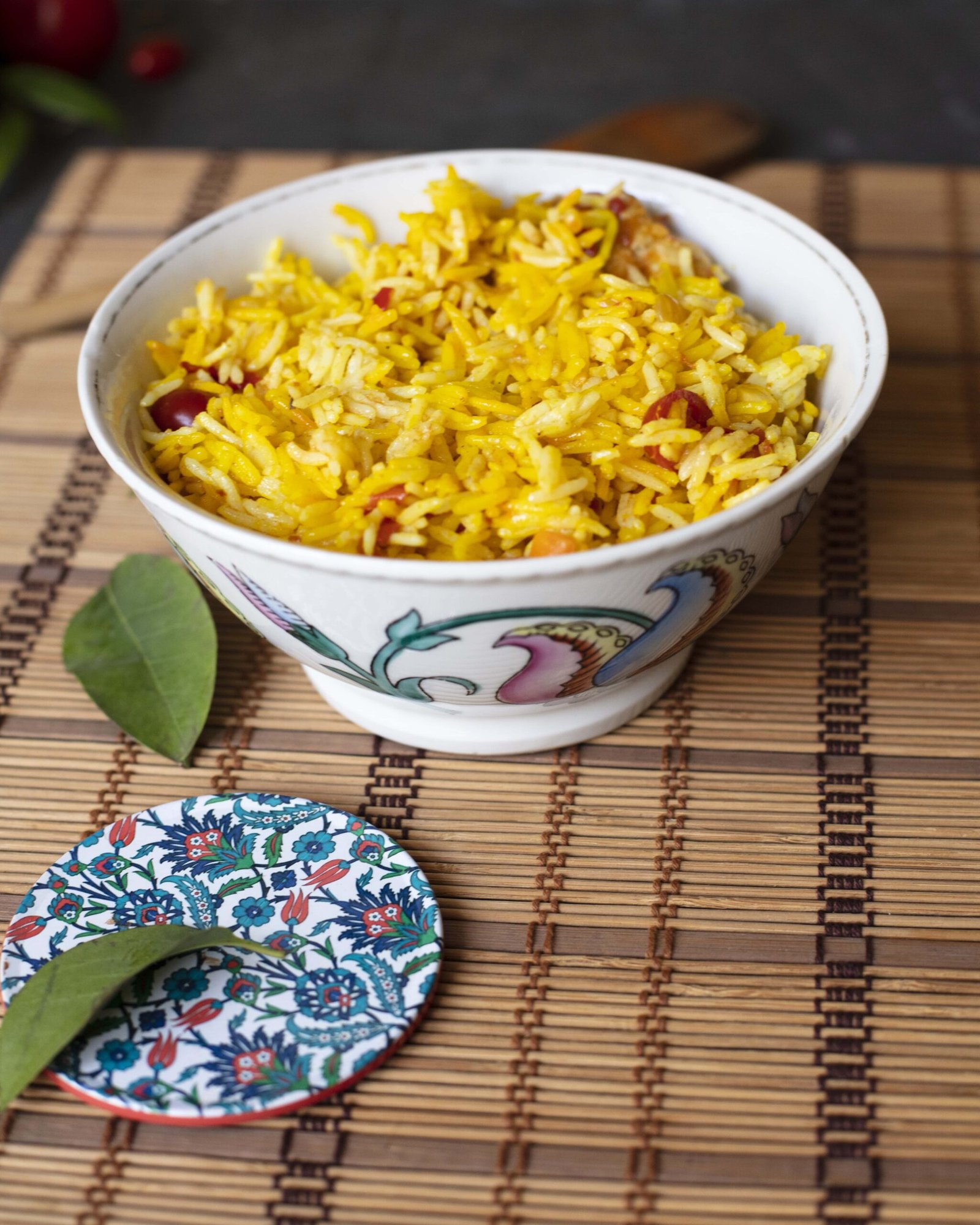Riz au safran dans un bol Riz au safran dans un bol